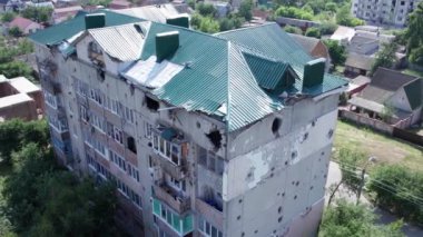 Bu video, Ukrayna 'daki savaş sırasında Makariv şehrinde yıkılan bir binayı gösteriyor.
