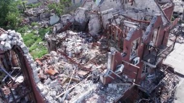 Bu video, Ukrayna 'daki savaş sırasında Makariv şehrinde yıkılan bir binayı gösteriyor.