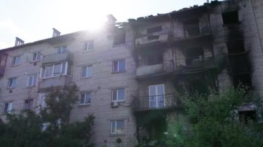 Bu video, Ukrayna 'daki savaş sırasında Makariv şehrinde yıkılan bir binayı gösteriyor.