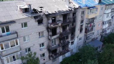 Bu video, Ukrayna 'daki savaş sırasında Makariv şehrinde yıkılan bir binayı gösteriyor.