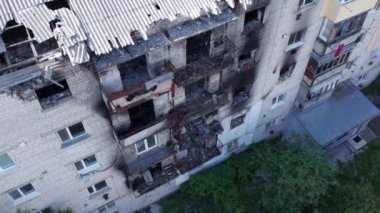 Bu video, Ukrayna 'daki savaş sırasında Makariv şehrinde yıkılan bir binayı gösteriyor.