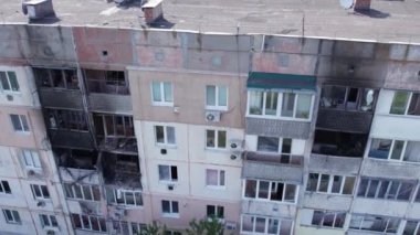 Bu video, Ukrayna 'daki savaş sırasında Makariv şehrinde yıkılan bir binayı gösteriyor.
