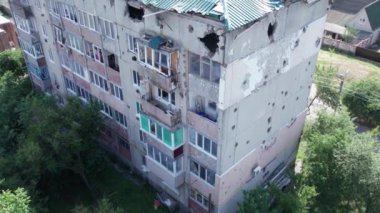 Bu video, Ukrayna 'daki savaş sırasında Makariv şehrinde yıkılan bir binayı gösteriyor.