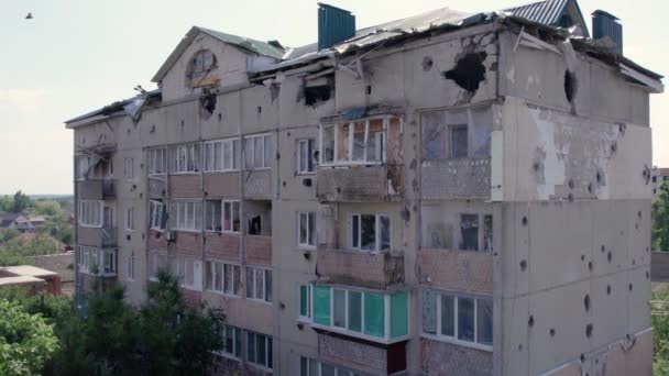 Film Egy Lerombolt Épületet Mutat Makariv Városában Ukrajnai Háború Alatt — Stock videók