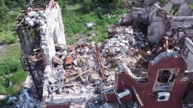 Bu video, Ukrayna 'daki savaş sırasında Makariv şehrinde yıkılan bir binayı gösteriyor.