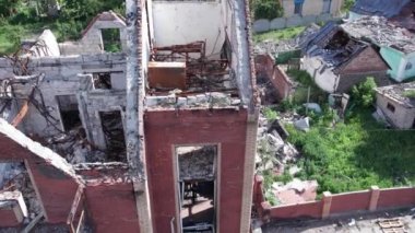 Bu video, Ukrayna 'daki savaş sırasında Makariv şehrinde yıkılan bir binayı gösteriyor.