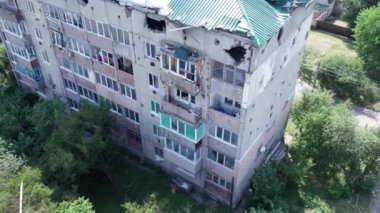 Bu video, Ukrayna 'daki savaş sırasında Makariv şehrinde yıkılan bir binayı gösteriyor.