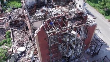 Bu video, Ukrayna 'daki savaş sırasında Makariv şehrinde yıkılan bir binayı gösteriyor.