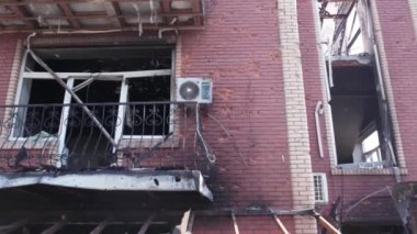 Bu video, Ukrayna 'daki savaş sırasında Makariv şehrinde yıkılan bir binayı gösteriyor.