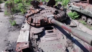 Bu video savaş sırasında Ukrayna 'da yok olan askeri teçhizatın hava görüntüsünü gösteriyor.