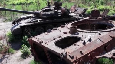 Bu video savaş sırasında Ukrayna 'da yok olan askeri teçhizatın hava görüntüsünü gösteriyor.