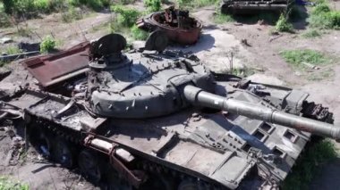 Bu video savaş sırasında Ukrayna 'da yok olan askeri teçhizatın hava görüntüsünü gösteriyor.