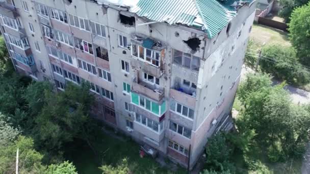 このストックビデオは ウクライナでの戦争中にマカリフ市内で破壊された建物を示しています — ストック動画