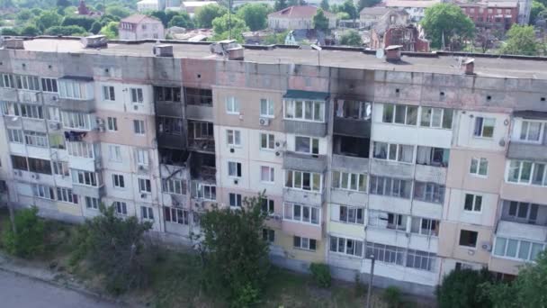 비디오는 우크라이나 전쟁중에 시에서 파괴된 건물을 보여준다 — 비디오