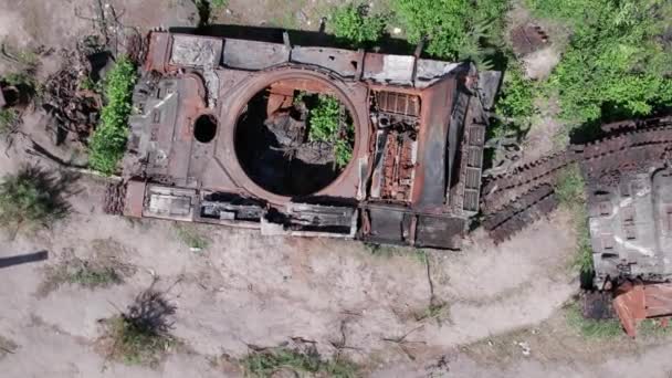 这段库存录像显示了战争期间乌克兰被毁军事装备的航空图 — 图库视频影像