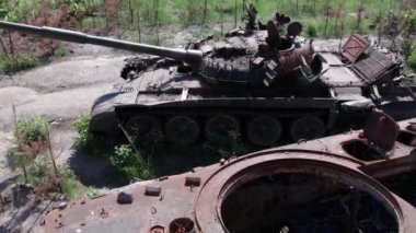 Bu video savaş sırasında Ukrayna 'da yok olan askeri teçhizatın hava görüntüsünü gösteriyor.