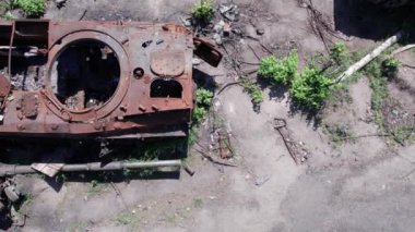 Bu video savaş sırasında Ukrayna 'da yok olan askeri teçhizatın hava görüntüsünü gösteriyor.