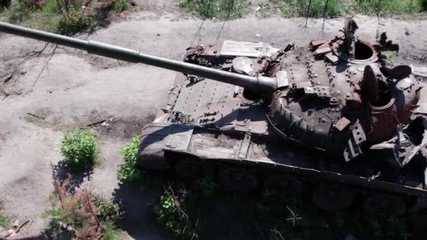 このストックビデオは 戦争中にウクライナで破壊された軍事機器の空中ビューを示しています — ストック動画