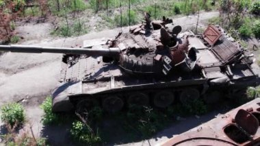 Bu video savaş sırasında Ukrayna 'da yok olan askeri teçhizatın hava görüntüsünü gösteriyor.