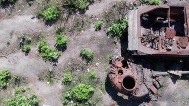Bu video savaş sırasında Ukrayna 'da yok olan askeri teçhizatın hava görüntüsünü gösteriyor.