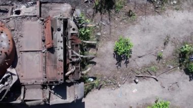 Bu video savaş sırasında Ukrayna 'da yok olan askeri teçhizatın hava görüntüsünü gösteriyor.