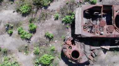Bu video savaş sırasında Ukrayna 'da yok olan askeri teçhizatın hava görüntüsünü gösteriyor.