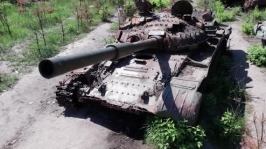 Bu video savaş sırasında Ukrayna 'da yok olan askeri teçhizatın hava görüntüsünü gösteriyor.