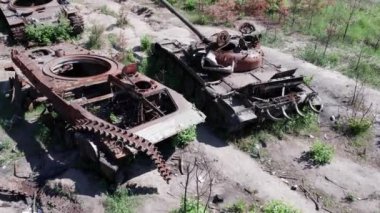 Bu video savaş sırasında Ukrayna 'da yok olan askeri teçhizatın hava görüntüsünü gösteriyor.