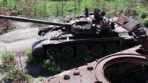 このストックビデオは 戦争中にウクライナで破壊された軍事機器の空中ビューを示しています — ストック動画