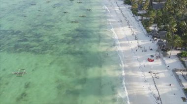 Bu video, Tanzanya 'nın Zanzibar adasındaki kumsalın 8K çözünürlüklü yavaş çekimini gösteriyor.