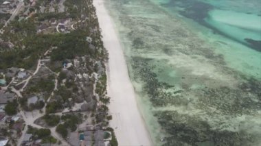 Bu video, Tanzanya 'nın Zanzibar adasındaki kumsalın 8K çözünürlüklü yavaş çekimini gösteriyor.