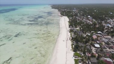 Bu video, Tanzanya 'nın Zanzibar adasındaki kumsalın 8K çözünürlüklü yavaş çekimini gösteriyor.