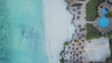Bu video, Tanzanya 'nın Zanzibar adasındaki kumsalın 8K çözünürlüklü yavaş çekimini gösteriyor.