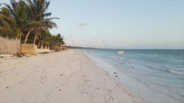 Bu video, Tanzanya 'nın Zanzibar adasındaki kumsalın 8K çözünürlüklü yavaş çekimini gösteriyor.