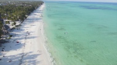 Bu video, Tanzanya 'nın Zanzibar adasındaki kumsalın 8K çözünürlüklü yavaş çekimini gösteriyor.
