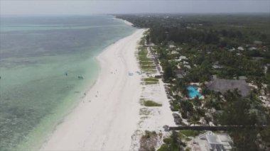 Bu video, Tanzanya 'nın Zanzibar adasındaki kumsalın 8K çözünürlüklü yavaş çekimini gösteriyor.