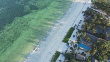 Bu video, Tanzanya 'nın Zanzibar adasındaki kumsalın 8K çözünürlüklü yavaş çekimini gösteriyor.