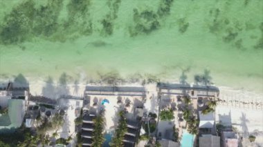 Bu video, Tanzanya 'nın Zanzibar adasındaki kumsalın 8K çözünürlüklü yavaş çekimini gösteriyor.