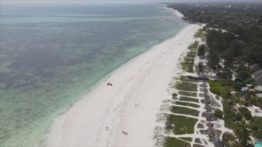 Bu video, Tanzanya 'nın Zanzibar adasındaki kumsalın 8K çözünürlüklü yavaş çekimini gösteriyor.