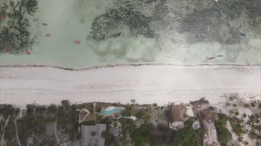 Bu video, Tanzanya 'nın Zanzibar adasındaki kumsalın 8K çözünürlüklü yavaş çekimini gösteriyor.