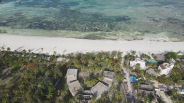 Bu video, Tanzanya 'nın Zanzibar adasındaki kumsalın 8K çözünürlüklü yavaş çekimini gösteriyor.