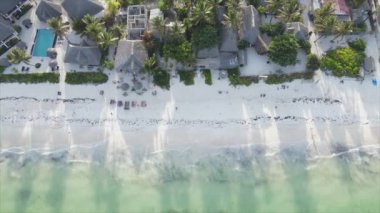 Bu video, Tanzanya 'nın Zanzibar adasındaki kumsalın 8K çözünürlüklü yavaş çekimini gösteriyor.