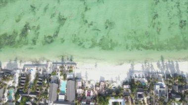 Bu video, Tanzanya 'nın Zanzibar adasındaki kumsalın 8K çözünürlüklü yavaş çekimini gösteriyor.