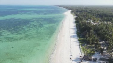 Bu video, Tanzanya 'nın Zanzibar adasındaki kumsalın 8K çözünürlüklü yavaş çekimini gösteriyor.
