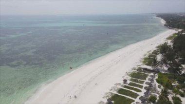 Bu video, Tanzanya 'nın Zanzibar adasındaki kumsalın 8K çözünürlüklü yavaş çekimini gösteriyor.