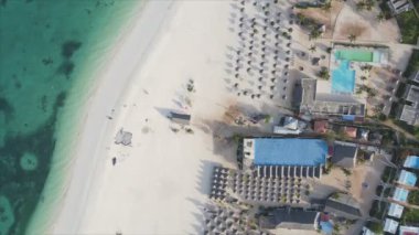 Bu video, Tanzanya 'nın Zanzibar adasındaki kumsalın 8K çözünürlüklü yavaş çekimini gösteriyor.