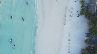 Bu video, Tanzanya 'nın Zanzibar adasındaki kumsalın 8K çözünürlüklü yavaş çekimini gösteriyor.