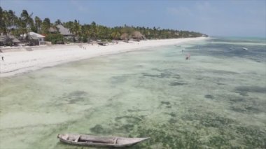 Bu video, Tanzanya 'nın Zanzibar adasındaki kumsalın 8K çözünürlüklü yavaş çekimini gösteriyor.