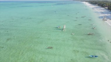 Bu video, Tanzanya 'nın Zanzibar adasındaki kumsalın 8K çözünürlüklü yavaş çekimini gösteriyor.