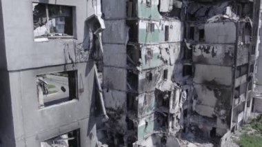 Bu stok videosu Ukrayna 'daki savaşı gösteriyor. Borodyanka' da harap olmuş bir bina. Gri, renksiz, düz.